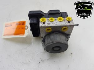 Używane Pompa ABS Renault Clio IV (5R) 1.2 TCE 16V GT EDC Cena € 35,00 Procedura marży oferowane przez AutoHam