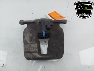 Gebruikte Remklauw (Tang) rechts-voor Mercedes CLA (117.3) 1.6 CLA-180 16V Prijs € 50,00 Margeregeling aangeboden door AutoHam