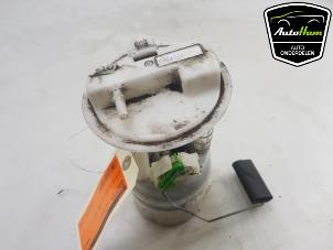Gebruikte Brandstofpomp Elektrisch Renault Clio III (BR/CR) 1.2 16V Quickshift 5 Prijs € 20,00 Margeregeling aangeboden door AutoHam
