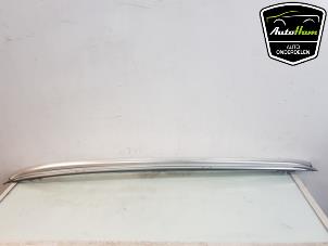 Używane Zestaw relingów dachowych Toyota Auris Touring Sports (E18) 1.8 16V Hybrid Cena € 75,00 Procedura marży oferowane przez AutoHam