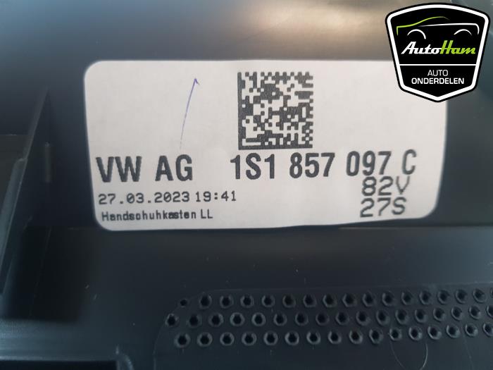 Handskfack från en Volkswagen Up! (121) 1.0 MPI 12V 2023