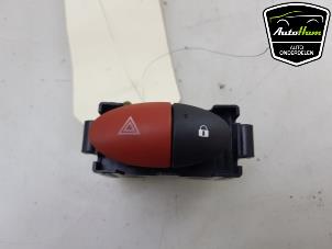 Begagnade Nödbelysningsbrytare Renault Twingo II (CN) 1.2 16V Pris € 10,00 Marginaltabell erbjuds av AutoHam
