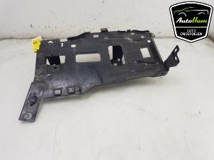 Begagnade Batterilåda Peugeot 308 SW (L4/L9/LC/LJ/LR) 1.2 12V e-THP PureTech 130 Pris € 25,00 Marginaltabell erbjuds av AutoHam