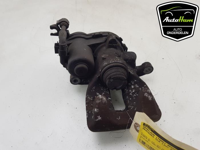 Zacisk hamulcowy prawy tyl z Mercedes-Benz CLA (117.3) 1.6 CLA-180 16V 2016