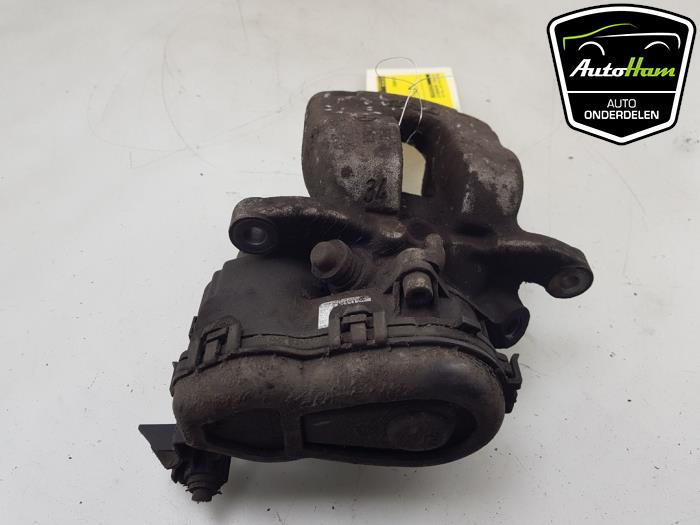 Zacisk hamulcowy prawy tyl z Mercedes-Benz CLA (117.3) 1.6 CLA-180 16V 2016