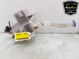 Gebruikte Ruitensproeiertank voor Mazda CX-5 I (KE,GH) 2.2 SkyActiv-D 150 16V 2WD Prijs € 50,00 Margeregeling aangeboden door AutoHam
