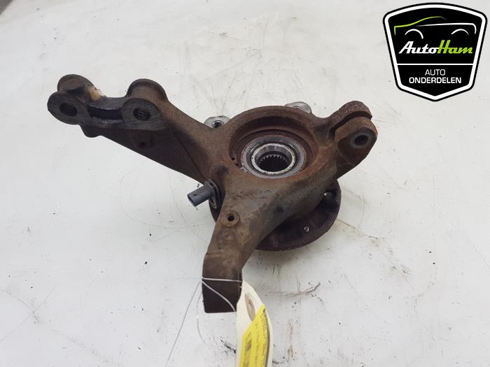 Spindel, vänster fram från en Peugeot 2008 (UD/UK/UR/US/UX) 1.2 VTi 12V PureTech 100 2020