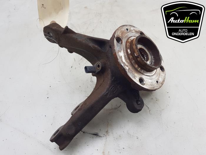 Spindel, vänster fram från en Peugeot 2008 (UD/UK/UR/US/UX) 1.2 VTi 12V PureTech 100 2020