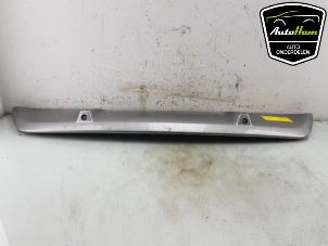 Begagnade Bakre stötfångare, mittenkomponent Renault Megane III CC (EZ) 1.4 16V TCe 130 Pris € 75,00 Marginaltabell erbjuds av AutoHam