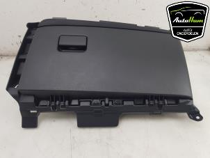 Używane Schowek w desce rozdzielczej Toyota Yaris IV (P21/PA1/PH1) 1.5 12V Hybrid 115 Cena € 30,00 Procedura marży oferowane przez AutoHam