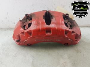 Begagnade Främre bromsok, höger Porsche Panamera (971G) 3.0 V6 24V Pris € 395,00 Marginaltabell erbjuds av AutoHam