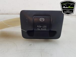 Używane Przelacznik hamulca postojowego Volvo V60 I (FW/GW) 1.6 T3 16V Cena € 25,00 Procedura marży oferowane przez AutoHam