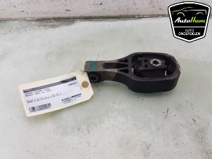 Używane Wspornik skrzyni biegów Peugeot 2008 (UD/UK/UR/US/UX) 1.2 VTi 12V PureTech 100 Cena € 10,00 Procedura marży oferowane przez AutoHam