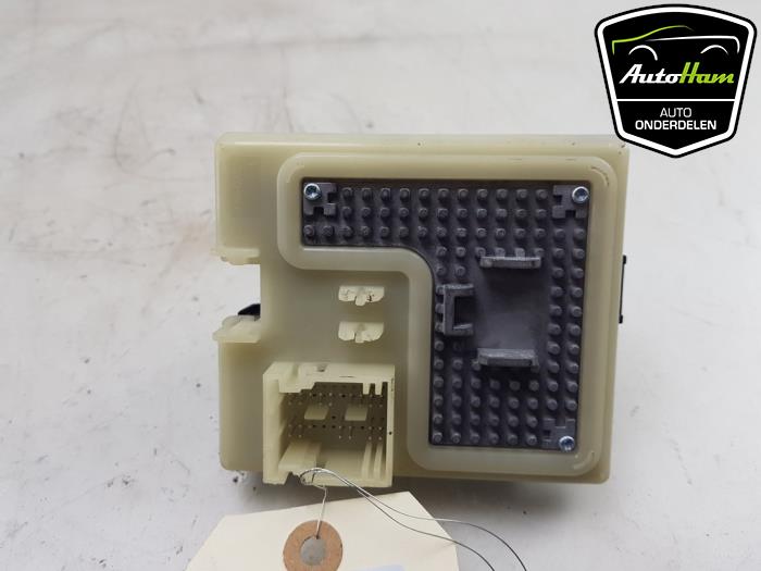 Start/stopp-brytare från en Mercedes-Benz C (W205) C-350 e 2.0 16V 2015