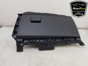 Używane Schowek w desce rozdzielczej Toyota Yaris Cross (PB1/PJ1) 1.5 12V Hybrid 115 Cena € 30,00 Procedura marży oferowane przez AutoHam
