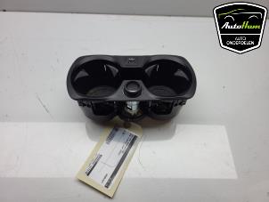 Gebruikte Bekerhouder BMW 3 serie Touring (G21) 318i 2.0 TwinPower Turbo 16V Prijs € 30,00 Margeregeling aangeboden door AutoHam