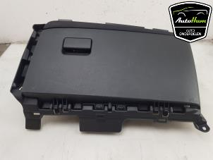 Używane Schowek w desce rozdzielczej Toyota Yaris IV (P21/PA1/PH1) 1.5 12V Hybrid 115 Cena € 30,00 Procedura marży oferowane przez AutoHam