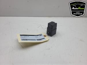 Gebruikte Gloeirelais BMW 3 serie Touring (G21) 318i 2.0 TwinPower Turbo 16V Prijs € 20,00 Margeregeling aangeboden door AutoHam