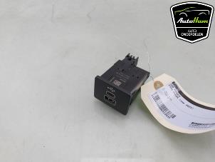 Begagnade AUX/USB-anslutning Ford Focus 4 Wagon 1.0 EcoBoost 12V Hybrid 155 Pris € 25,00 Marginaltabell erbjuds av AutoHam