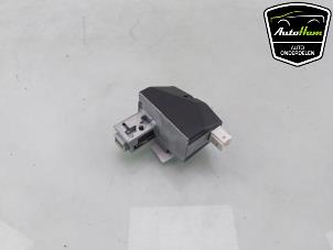 Begagnade Elektronisk tändnyckel Peugeot 208 II (UB/UH/UP) 1.2 Vti 12V PureTech 100 Pris € 25,00 Marginaltabell erbjuds av AutoHam