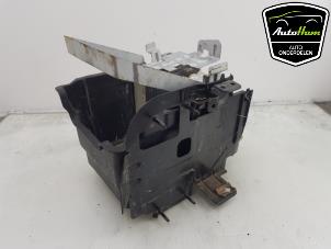 Begagnade Batterilåda Ford Fiesta 6 (JA8) 1.0 EcoBoost 12V Sport Pris € 15,00 Marginaltabell erbjuds av AutoHam