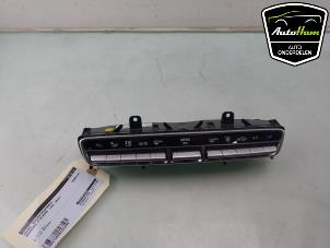Gebruikte Chaufage Bedieningspaneel Mercedes C (W205) C-350 e 2.0 16V Prijs € 50,00 Margeregeling aangeboden door AutoHam