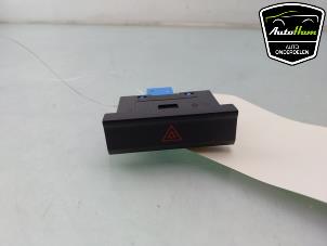 Begagnade Nödbelysningsbrytare Volkswagen T-Roc I 1.5 TSI 16V Pris € 10,00 Marginaltabell erbjuds av AutoHam