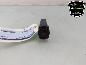 Gebruikte Paniekverlichtings Schakelaar Dacia Sandero I (BS) 1.2 16V Prijs € 15,00 Margeregeling aangeboden door AutoHam