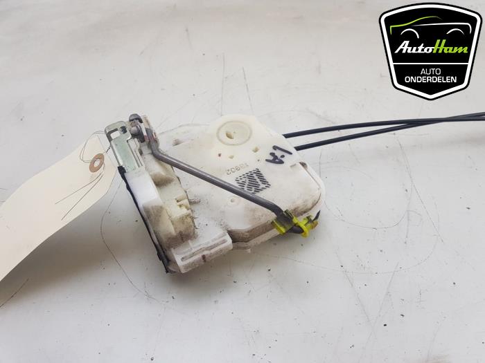 Mechanizm blokady drzwi lewych tylnych wersja 4-drzwiowa z Mitsubishi Space Star (A0) 1.0 12V 2013