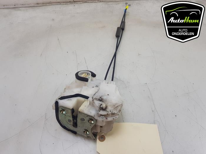 Mechanizm blokady drzwi lewych tylnych wersja 4-drzwiowa z Mitsubishi Space Star (A0) 1.0 12V 2013