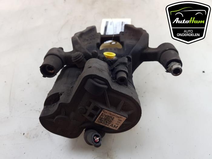 Bakre bromsok, vänster från en Audi A3 Sportback (8VA/8VF) 1.4 TFSI ACT 16V 2013