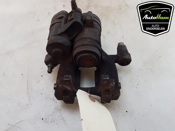 Bakre bromsok, vänster från en Audi A3 Sportback (8VA/8VF) 1.4 TFSI ACT 16V 2013