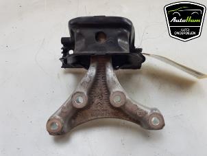 Begagnade Motorfäste Peugeot 2008 (CU) 1.2 12V e-THP PureTech 110 Pris € 25,00 Marginaltabell erbjuds av AutoHam