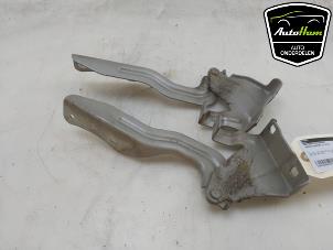 Gebruikte Motorkap Scharnier Nissan Qashqai (J11) 1.3 DIG-T 160 16V Prijs € 30,00 Margeregeling aangeboden door AutoHam