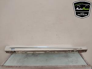 Begagnade Sidokjol, höger Mercedes C-Klasse AMG (W205) C-43 AMG 3.0 V6 24V Turbo 4-Matic Pris € 175,00 Marginaltabell erbjuds av AutoHam