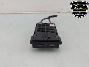 Begagnade AUX/USB-anslutning Volkswagen Transporter T6 2.0 TDI 150 Pris € 24,20 Inklusive moms erbjuds av AutoHam