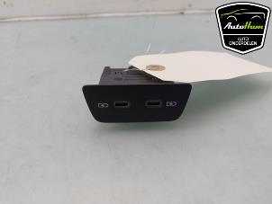 Begagnade AUX/USB-anslutning Volkswagen Tiguan (CT1) 2.0 TDI Pris € 18,15 Inklusive moms erbjuds av AutoHam