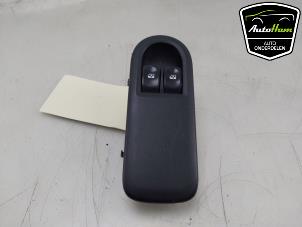 Begagnade Brytare, eldrivna fönster Renault Clio III (BR/CR) 1.4 16V Pris € 20,00 Marginaltabell erbjuds av AutoHam