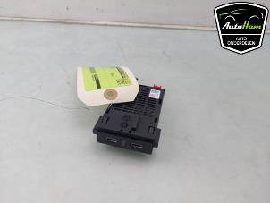 Begagnade AUX/USB-anslutning Volkswagen Transporter T6 2.0 TDI 150 Pris € 24,20 Inklusive moms erbjuds av AutoHam