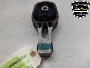 Używane Wspornik skrzyni biegów Opel Mokka 1.2 Turbo 12V Cena € 10,00 Procedura marży oferowane przez AutoHam