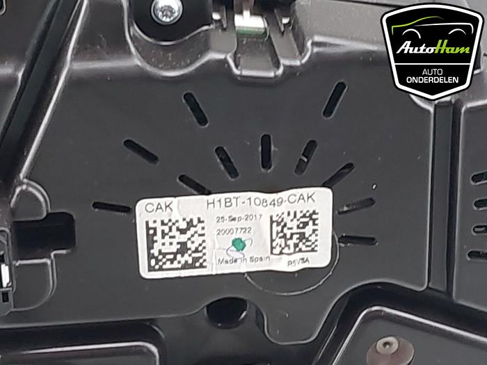 Instrumentpanel från en Ford Fiesta 7 1.0 EcoBoost 12V 100 2018