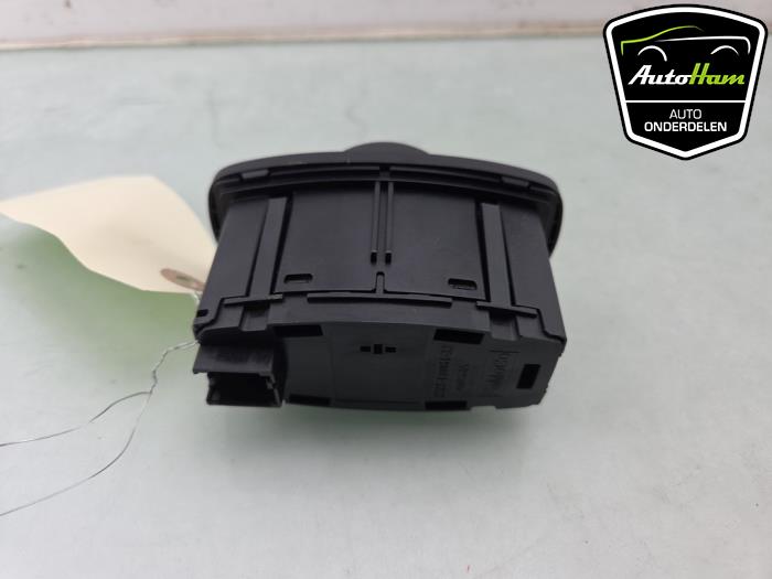 Ljusbrytare från en Ford Fiesta 7 1.0 EcoBoost 12V 100 2018