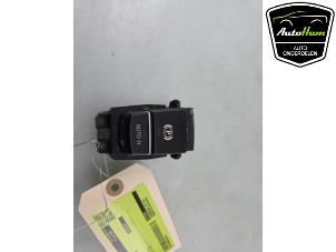 Gebruikte Handrem schakelaar BMW 5 serie Touring (F11) M550d xDrive 24V Prijs € 30,00 Margeregeling aangeboden door AutoHam