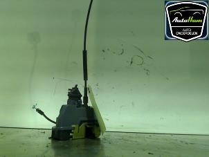 Begagnade Dörrlåsmekanism, 4-dörrars, vänster bak Renault Laguna II Grandtour (KG) 1.8 16V Pris € 30,00 Marginaltabell erbjuds av AutoHam