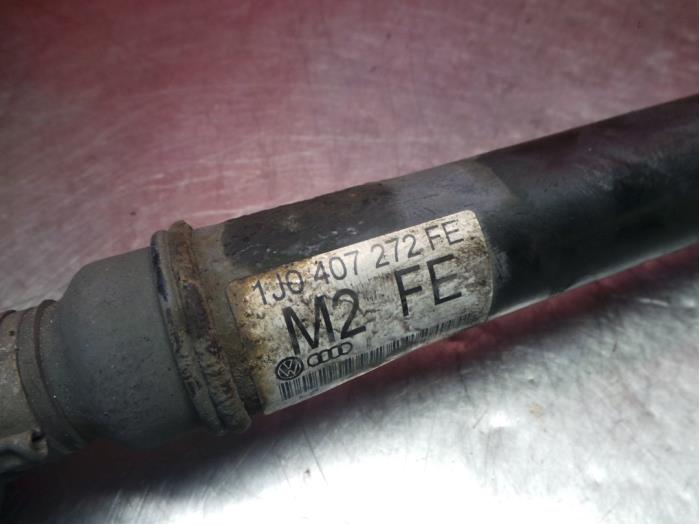 Drivaxel, höger fram från en Volkswagen New Beetle (9C1/9G1) 1.8 20V Turbo 1999