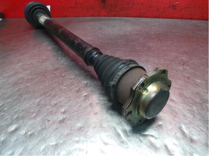 Drivaxel, höger fram från en Volkswagen New Beetle (9C1/9G1) 1.8 20V Turbo 1999