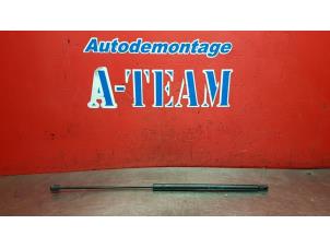 Gebruikte Gasdemper Motorkap links Mercedes E (W211) 3.2 E-320 CDI 24V Prijs € 14,99 Margeregeling aangeboden door A-Team Automotive