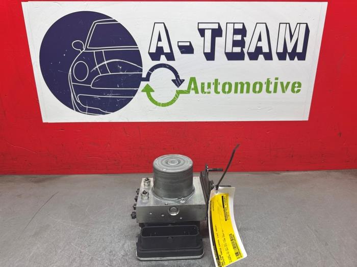 ABS Pomp van een Toyota Yaris Cross (PB1/PJ1) 1.5 12V Hybrid 115 2022