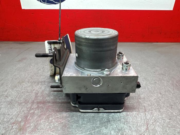 ABS Pomp van een Toyota Yaris Cross (PB1/PJ1) 1.5 12V Hybrid 115 2022