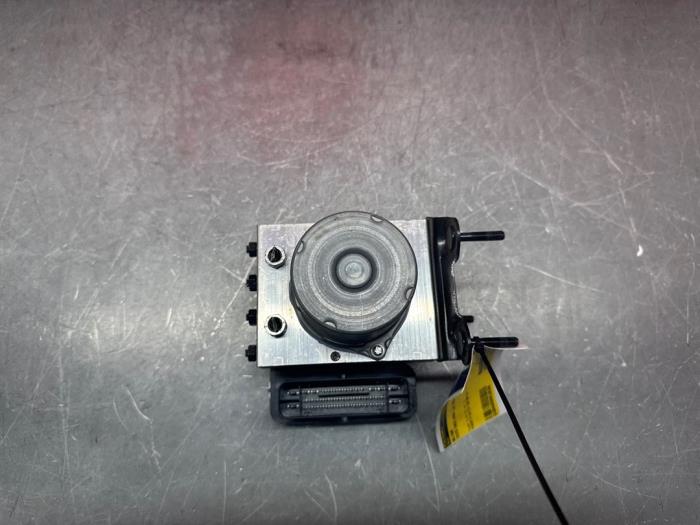 ABS Pomp van een Toyota Yaris Cross (PB1/PJ1) 1.5 12V Hybrid 115 2022